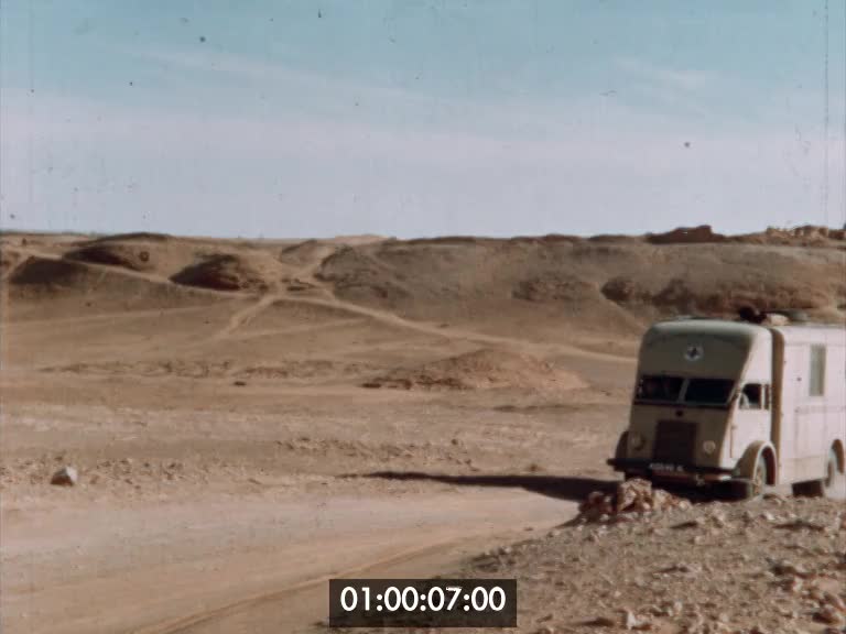 Passage d'un camion dans le désert