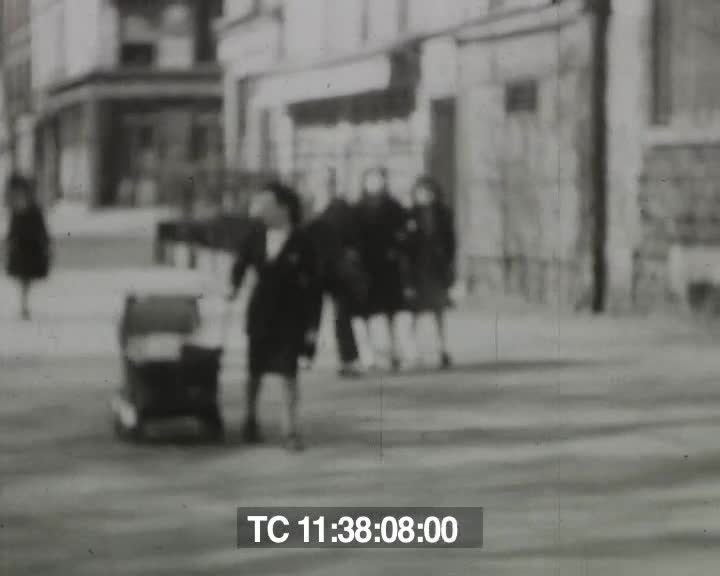 Une vieille femme, un bébé et du flou