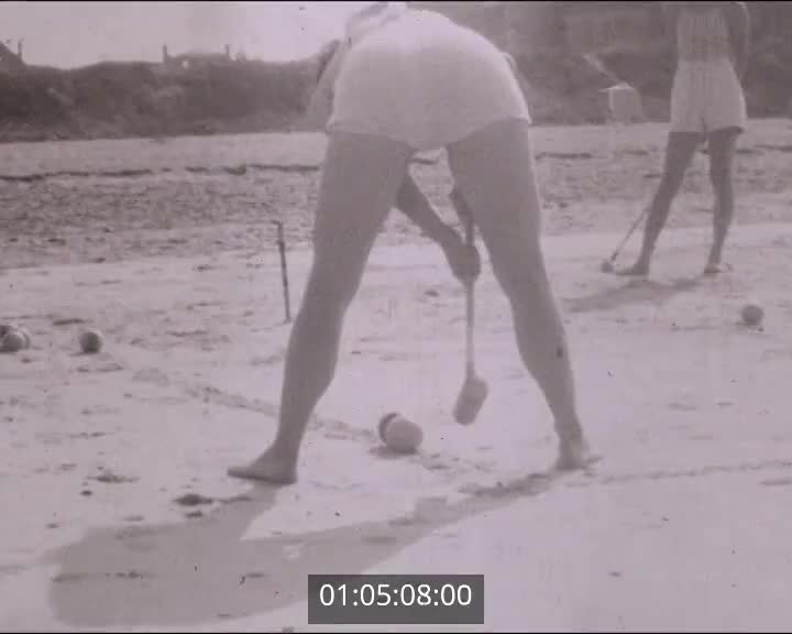 Petits et grands sur la plage à Lion sur Mer