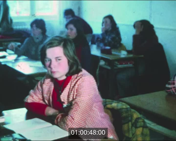 Films scolaires de Pont  l'Abbé - Collège St Gabriel - 4ème C2 (4) - Fille esseulée
